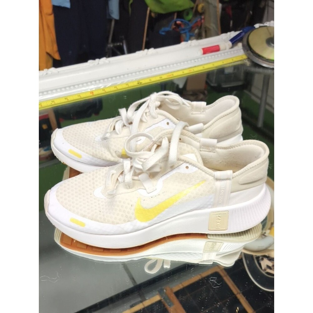 Women's 10 Nike Women's Reposto sneakers  'White Saturn Gold.